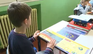  ?? ?? Ein ukrainisch­es Kind in einer Grundschul­e in Bologna