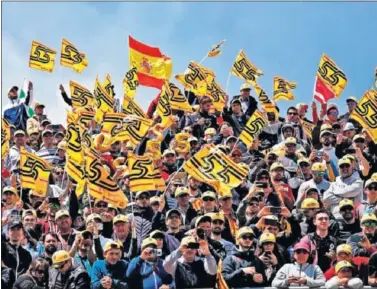  ??  ?? COLORIDO. La grada fan de Carlos Sainz presentó un magnífico aspecto durante todo el fin de semana.