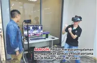  ??  ?? CANGGIH: Pelajar merasai pengalaman menggunaka­n aplikasi VR buat pertama kali di Maker-Space (M-Zone).