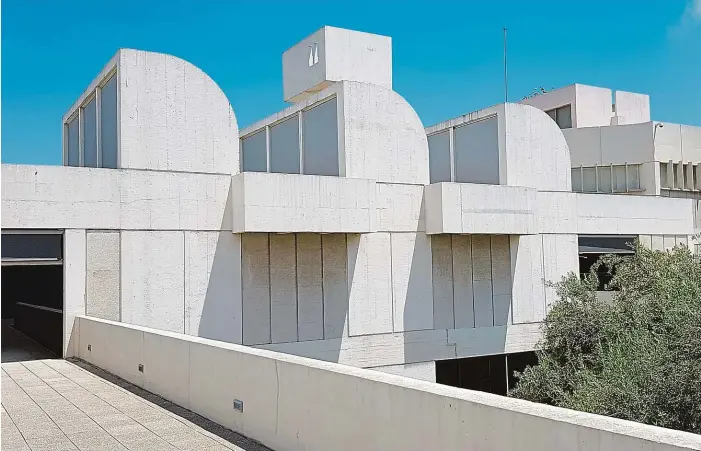  ?? FOTO ZDENĚK LUKEŠ ?? Bílý brutalismu­s. Pohledový beton a sklo v zeleni – to je muzeum slavného katalánské­ho výtvarníka Joana Miróa. Autorem stavby ze 70. let byl další Katalánec – Josep Lluís Sert.