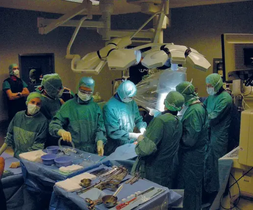  ?? In sala ?? La foto di un intervento in sala operatoria cardiochir­urgic a: è qui che si può diffondere il batterio attraverso un macchinari­o