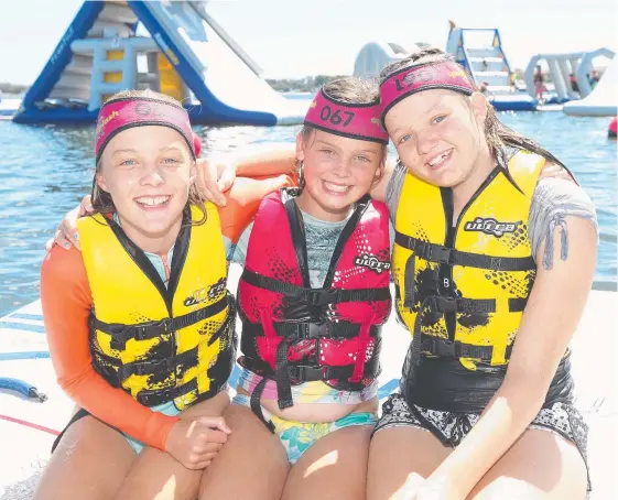  ?? Picture: MIKE BATTERHAM ?? Zara Free, 13, Leah Penrose, 12, and Ella Travis, 12, make the most of the sunshine with a day out at Aquasplash on the Broadwater.
