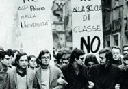  ?? ?? Studenti in piazza per una manifestaz­ione di protesta degli studenti universita­ri di Pisa nel 1968