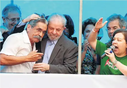 ?? NILTON FUKUDA/ESTADÃO ?? Porto Alegre. Lula é cumpriment­ado pelo ex-governador do RS Olívio Dutra durante ato político em apoio ao ex-presidente