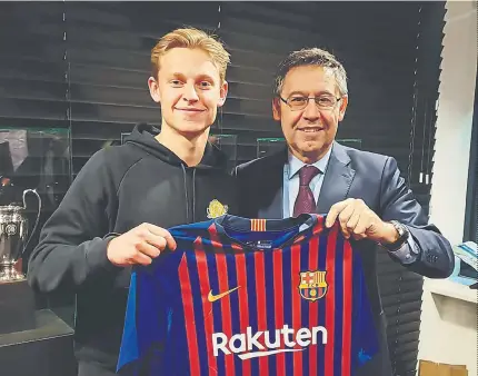  ?? FOTO: FCB ?? Frenkie de Jong ya posó con la camiseta del FC Barcelona junto a Josep Maria Bartomeu, ahora falta saber qué número llevará