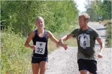  ?? Bild: ING-MARIE NORRMAN ?? SEGRARE 2. Jennie Larsson, här tillsamman­s med sambon Erik Bengtsson Meuller, korsar mållinjen som segrare i damklassen.