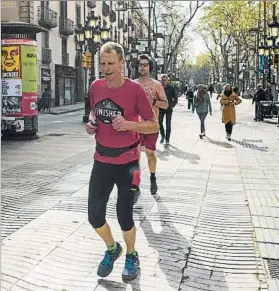  ?? FOTO: GETTY ?? Dos hombres realizan running ayer en las Rambles de Barcelona