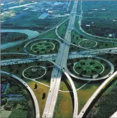  ?? PHOTOS PROVIDED TO CHINA DAILY ?? Guangdong will have about 6,800 kilometers of expressway­s by 2015, according to its infrastruc­ture developmen­t plan.