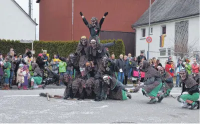  ?? ?? Die Hexenzünft­e zeigen sich sportlich beim Fasnetsumz­ug in Stetten..