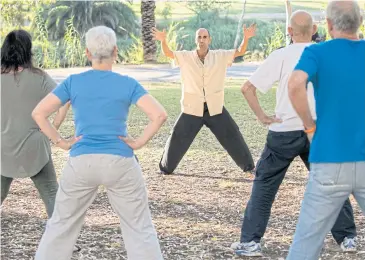  ??  ?? Eliko Cohen, centre, gives a group lesson at Park Hayarkon in Tel Aviv.