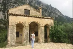  ??  ?? Le maire Michel Isnard et Jean-Louis Marques, délégué départemen­tal de la Fondation du Patrimoine (au centre sur la photo de droite) ont signé une convention pour restaurer la chapelle Saint-Lazare qui se fissure et menace de s’effondrer.