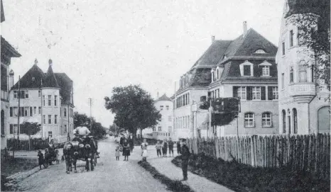  ?? FOTO: ARCHIV THEO MILLER ?? Stilvolle Häuser, ein Ochsenkarr­en und Kinder: Wo entstand dieses Foto in Laupheim?