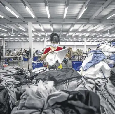  ?? EFE / EPA / ALEX PLAVEVSKI ?? Fábrica de ropa para la venta ‘online’ en Guangzhou, en la provincia de Guandong.