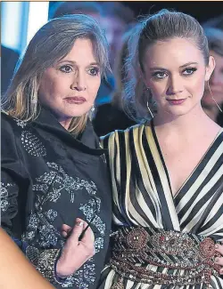  ?? JORDAN STRAUSS/INVISION/AP, ?? Carrie Fisher con su hija en el estreno de uno de los últimos episodios de ‘Star Wars’. Billie se presentó al casting de la saga galáctica sin desvelar que era la hija de la princesa Leia