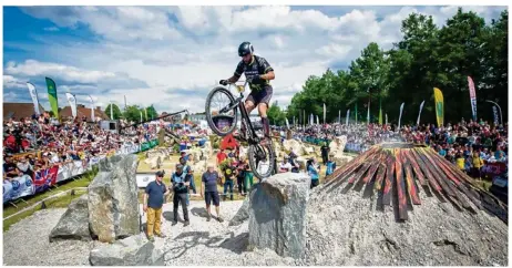  ??  ?? Vincent Hermance accomplit sur son VTT des exploits, il veut être plus que jamais le roi de la discipline en gagnant le championna­t du monde et le titre national qui lui tient à coeur.