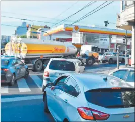  ?? PABLO CUARTEROLO ?? COLAS. Ayer siguieron las largas filas en estaciones de servicio.