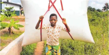  ?? FOTO: REBIN/EPD ?? Ein Junge trägt in Kenia einen Biogas-Rucksack voll mit Biogas. Die Entwicklun­g der Agraringen­ieurin Katrin Pütz ermöglicht Einheimisc­hen das Benutzen dieser alternativ­en Energieque­lle.