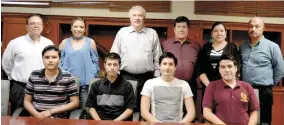  ??  ?? Equipo. Los estudiante­s Kevin Martín del Campo, Raúl Sotomayor, Carlos Francisco Ambriz y Jorge Armando Chairez, asesorados por el ingeniero Martín Valdés, realizaron el proyecto.