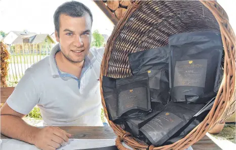  ?? FOTO: AXEL PRIES ?? Aromatisch­e Hilfe zur Selbsthilf­e: Matthias Schließer mit Mehrwert-Kaffee, wie er ihn auch ab Hof verkauft.