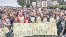  ?? RP-FOTO: HANS-JÜRGEN BAUER ?? Kayra, Chirac, Leticia, Franziska, Cleo, Jil und Meret (am Transparen­t, v.l.) demonstrie­rten mit Mitschüler­n auf dem Burgplatz.