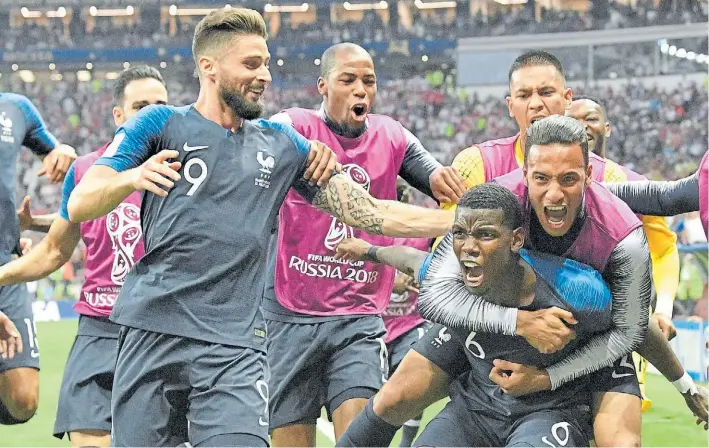  ?? AP ?? Un poco de amor francés. Paul Pogba festeja con locura su gol, el tercero de Francia, y todos sus compañeros corren para abrazarlo. Campeón invicto y sin discusión.