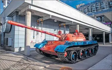  ??  ?? AIRE MARCIAL. Un tanque, pintado de rojo y azul, embellece uno de los accesos al estadio del CSKA.