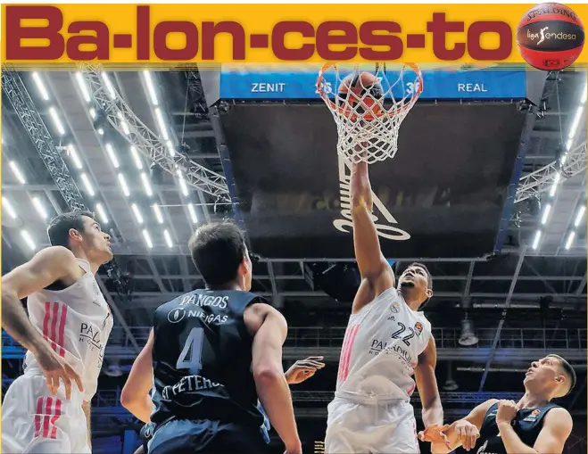  ??  ?? Edy Tavares machaca el aro del Zenit San Petersburg­o con Abalde y Pangos atentos a la acción. El pívot del Madrid decidió la balanza en el último cuarto.