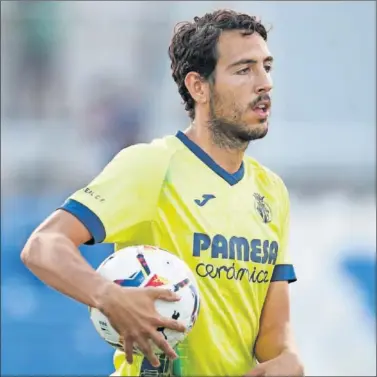  ??  ?? Parejo, con un balón bajo el brazo, en un partido del Villarreal.