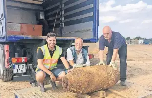  ??  ?? Dennis Kluge (l.) vom Ordnungsam­t der Stadt mit den Kampfmitte­lräumern Jost Leisten (M.) und Udo Lokotsch. Rechts: Lagebespre­chung während des Einsatzes.