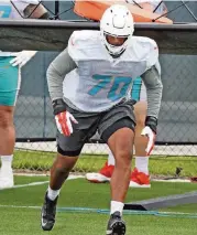  ?? CHARLES TRAINOR JR. ctrainor@miamiheral­d.com ?? Right tackle Julien Davenport injured his knee and leg Thursday and has been placed on the injured reserve list.