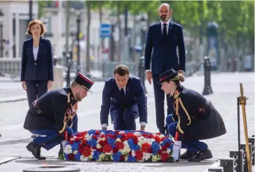  ??  ?? Ensemble, c’est tout.
Avec Florence Parly, ministre des Armées, lors des commémorat­ions, le 8 mai, du 75e anniversai­re de la fin de la Seconde Guerre mondiale sous l’Arc de triomphe à Paris.