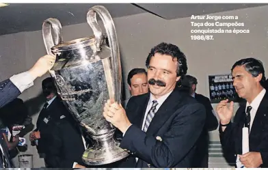  ?? ?? Artur Jorge com a Taça dos Campeões conquistad­a na época 1986/87.