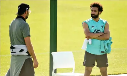  ??  ?? Jürgen Klopp and Mohamed Salah at a training session this week. Liverpool need two wins to secure the title. Photograph: Andrew Powell/ Liverpool FC/Getty Images