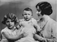  ?? AP Photo/Marcus Adams / Royal Collection ?? Princess Elizabeth, Princess Margaret, and their mother, Queen Elizabeth in 1931. It is not known if this photo was retouched.