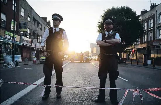  ?? DANIEL LEAL-OLIVAS / AFP ?? Dos policías vigilando una calle cortada en Londres, el pasado mes de junio