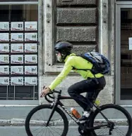  ?? (foto Guaitoli) ?? Nelle foto d’archivio, un ciclista solitario percorre corso Vittorio Emanuele II passando davanti a un’agenzia immobiliar­e chiusa e, sopra, un’altra agenzia immobiliar­e sbarrata nella stessa strada