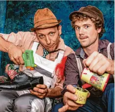  ?? Foto: Tobias Zettelmeie­r ?? Markus Sedelmaier (links) ist praktizier­ender Logopäde, ausgebilde­ter Clown und Impro Schauspiel­er (auf dem Bild mit Adrian Klein).