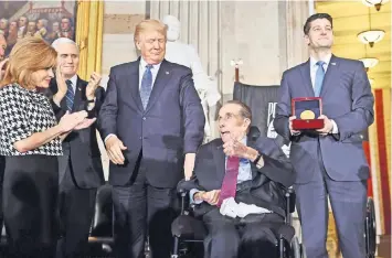  ??  ?? El ex líder de la mayoría republican­a en el Senado Bob Dole (en la silla) recibió ayer la Medalla de Oro del Congreso, en un acto en el que estuvo presente el presidente Donald Trump (a su izquierda), en el Capitolio en Washington.