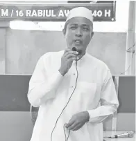  ??  ?? ROSLAN menyampaik­an ceramah Maulidur Rasul.