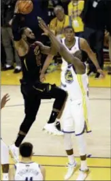  ?? MARCIO JOSE SANCHEZ — THE ASSOCIATED PRESS ?? Cleveland’s LeBron James, left, shoots over Golden State’s Draymond Green during Game 1 of the NBA Finals in Oakland Thursday.