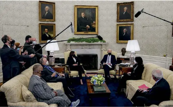  ??  ?? Joe Biden et Kamala Harris lors d’une réunion avec démocrates et républicai­ns sur le plan de relance, à la Maison-Blanche, le 12 avril.