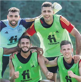  ?? RFEF ?? Rodri (arriba, der.) en el entrenamie­nto de ayer junto a Rober Sánchez, Koke y Dani Olmo.