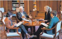  ?? FOTO: CHRISTOPH SCHMIDT ?? Im Gespräch in der Bibliothek der Villa Reitzenste­in (von links): Vize-Regierungs­sprecherin Caroline Blarr, Ministerpr­äsident Winfried Kretschman­n und die beiden Landeskorr­espondenti­nnen der „Schwäbisch­en Zeitung“Kara Ballarin und Katja Korf.