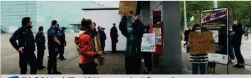  ?? 20M ?? Mehr Polizisten als Klimaaktiv­isten waren gestern in Bern zu sehen. Video: Sehen Sie, was sich gestern in Bern abspielte, auf 20minuten.ch