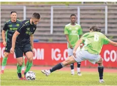  ?? FOTO: LEON KRASNIQI ?? Für Neuzugang Aleksandar Stanojevic (am Ball) war die Partie in Benrath der erste Auftritt im Wermelskir­chener Dress.