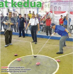  ??  ?? SAPAWI sedang melakukan lontaran gasing ketika merasmikan pertanding­an gasing tersebut.