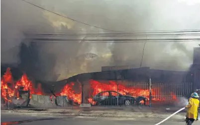  ??  ?? Pérdidas. Dos talleres automotric­es se consumiero­n completame­nte y uno se quemó de forma parcial en un incendio ocurrido ayer por la tarde en la alameda Juan Pablo II.