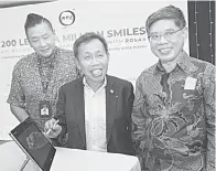  ?? — Gambar Chimon Upon ?? PENCAPAIAN: (Dari kanan) Dr Lee, Dr Sim dan Chin merakamkan kenangan selepas pelancaran majlis‘200 Leaps, A Million Smiles’ di KPJ Kuching, semalam.