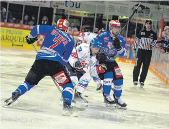  ?? FOTO: DIETER REINHARDT ?? Gegen Mannheim schafften es die Wild Wings (Domink Bittner und Anthony Rech), den Gegner nicht zur Entfaltung kommen zu lassen. Am Wochenende haben es die Schwenning­er mit Iserlohn und Ingolstadt wieder mit zwei starken Gegnern zu tun.