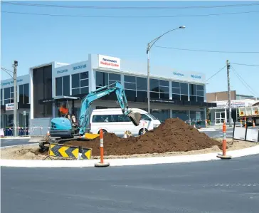  ??  ?? Roundabout works at the intersecti­on of Mason and Palmerston Streets are due for completion next week.